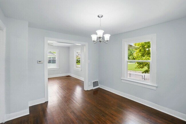 Building Photo - Two Bedroom in Dayton!