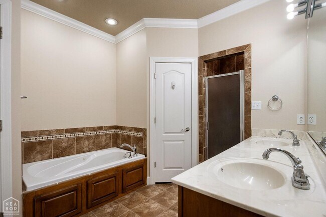 Building Photo - 4801 Lochmoor Cir