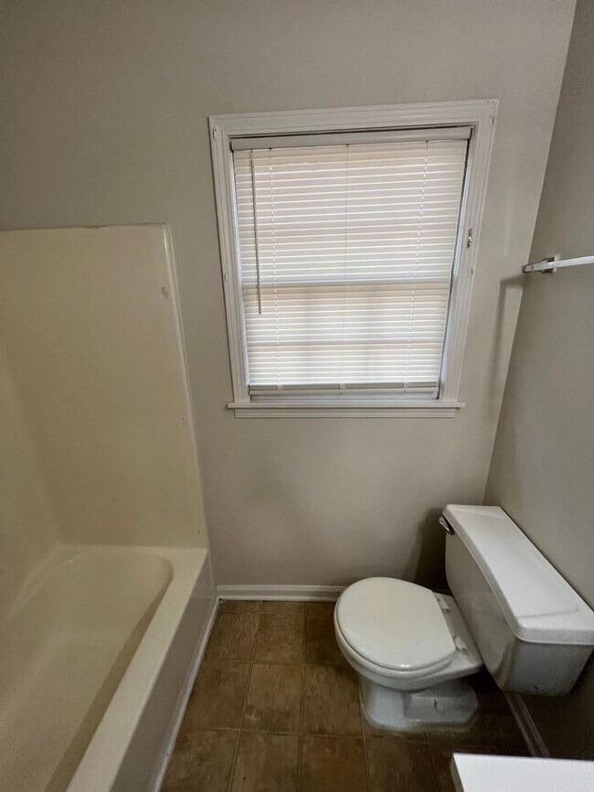 Building Photo - Available now!!! 2 Story townhome across from Briscoe Park!!