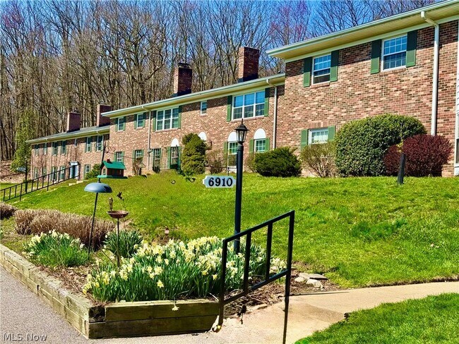 Building Photo - 6910 Carriage Hill Dr