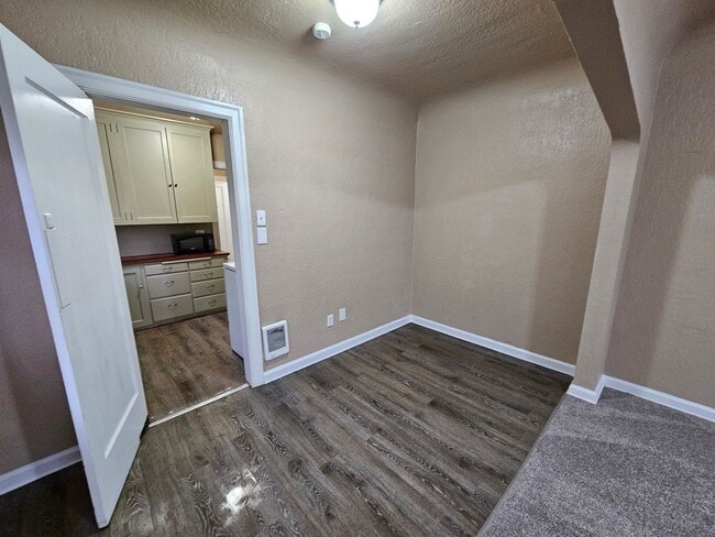 Building Photo - Downtown Unit, renovated, spacious, close to the base, ferry, and shopping