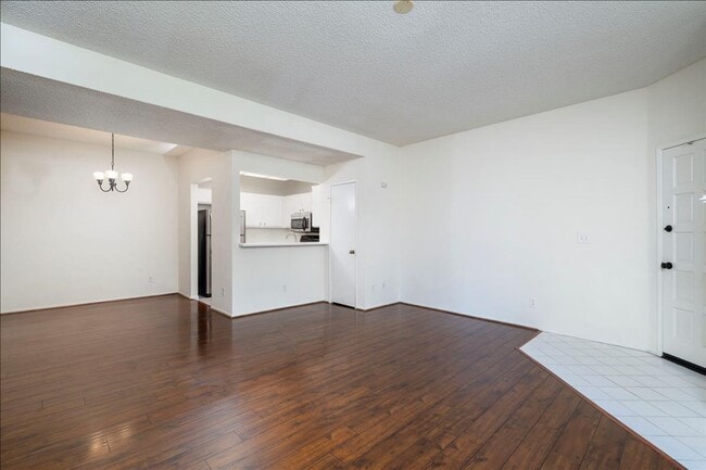 Building Photo - GREAT CONDO CLOSE TO VALENCIA MALL!
