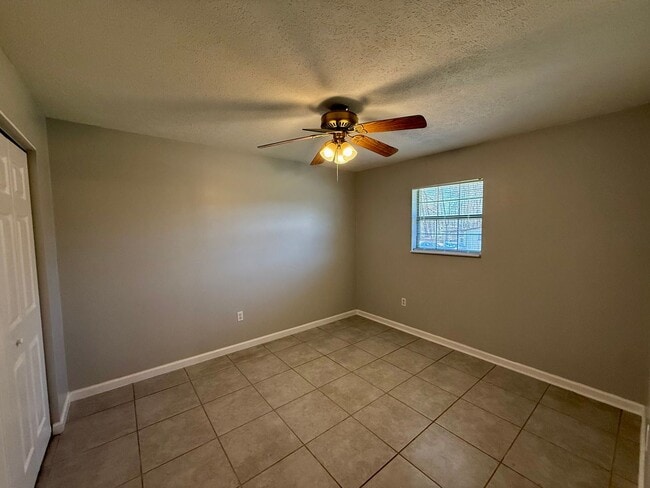 Building Photo - Maryville 37803 - Charming and freshly updated 1-bedroom, 1-bath duplex - Lawncare and water is i...