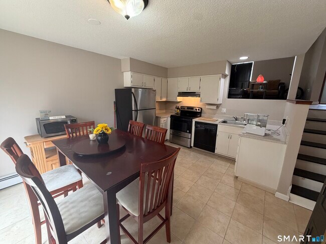 Building Photo - 60 Old Town Rd