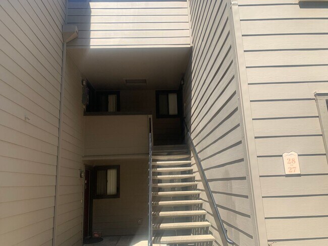 Building Photo - Beautiful upstairs condo with Washer and D...