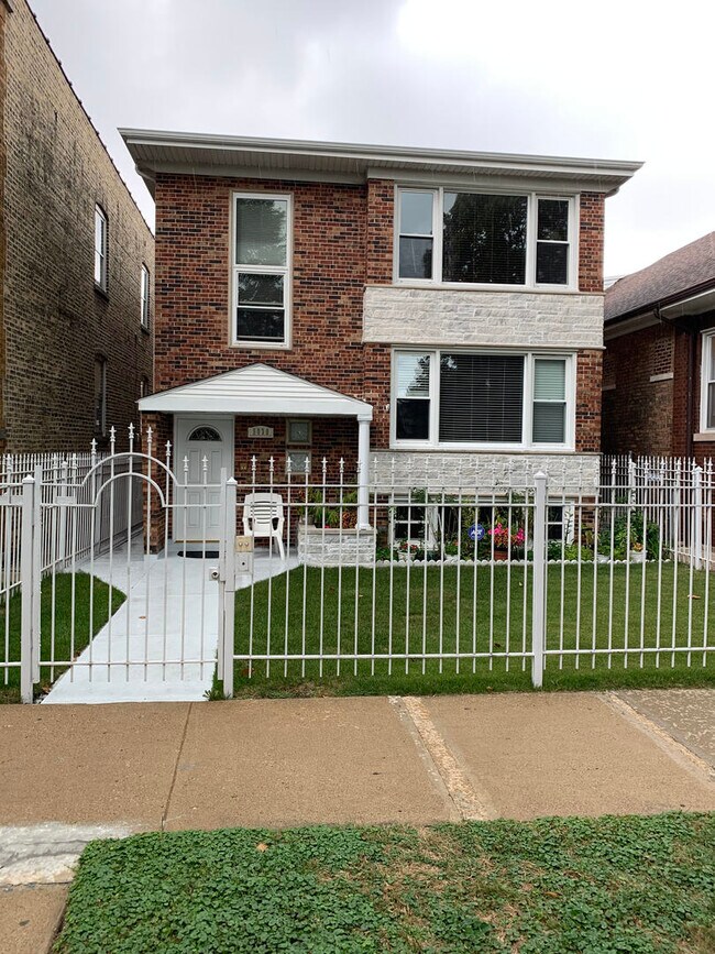 Building Photo - 5830 N Rockwell St