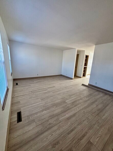 Building Photo - 900 E Kirkwood Dr