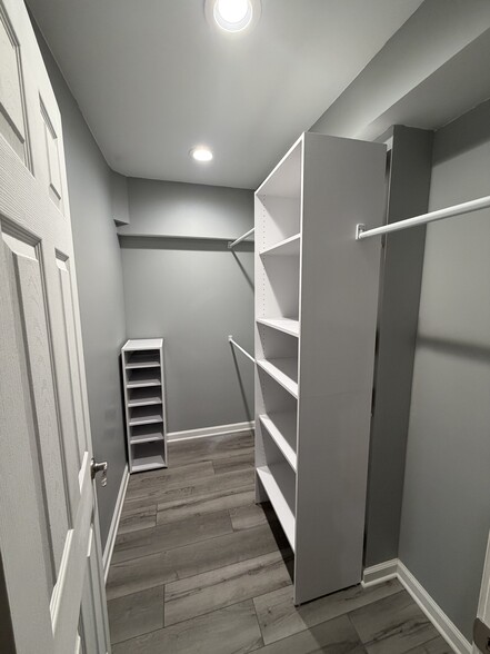 Walk-in closet! - 220 Drumcliff Ct