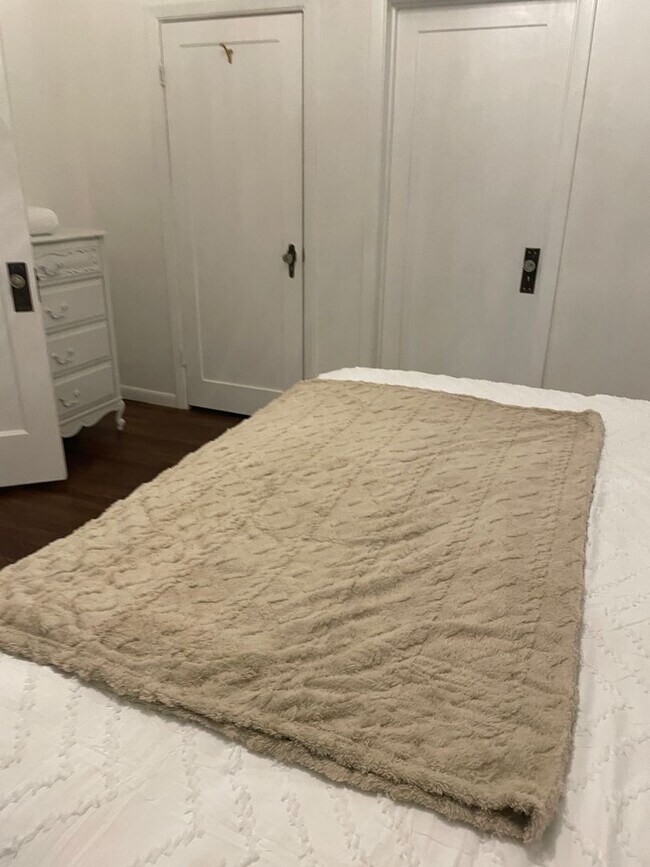 Building Photo - Great short term stay property! Nightly to monthly stays available!!