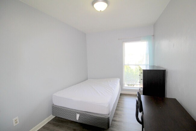 Building Photo - 1458 Bradley Dr