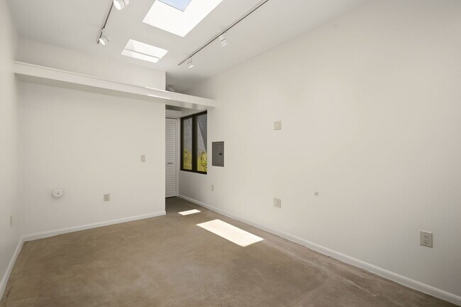 Building Photo - 9001 Rosewood Ave