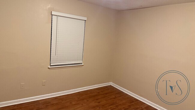 Building Photo - RATE DROP ALERT (was $1600/month) and MOVE-IN SPECIAL: 1ST FULL MONTH'S RENT FREE!**