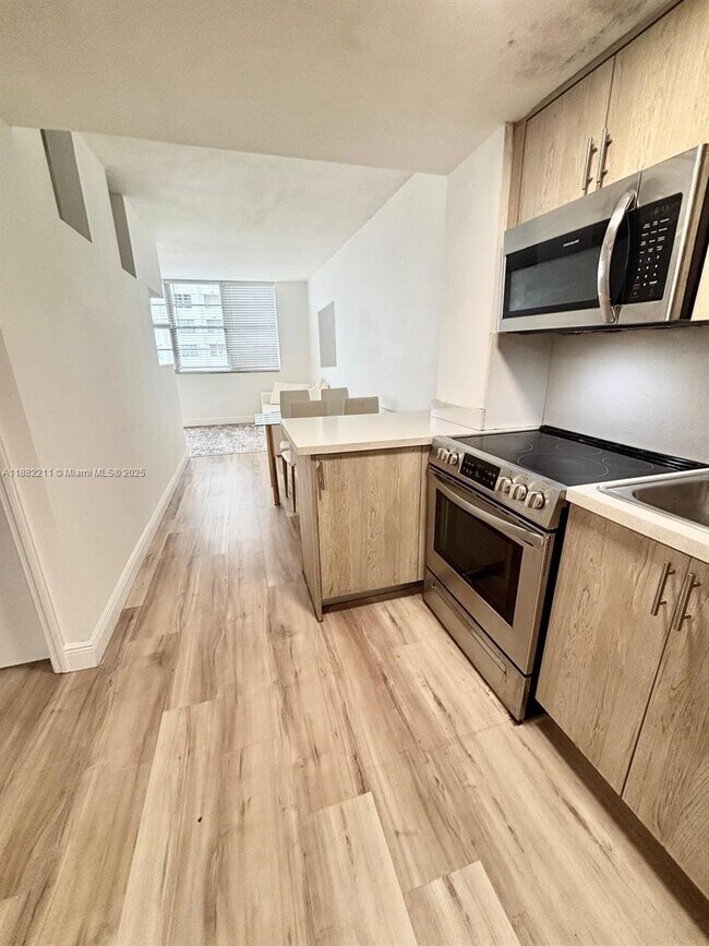 Building Photo - 801 Brickell Bay Dr