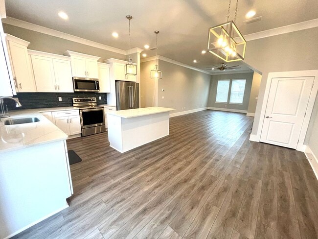 Building Photo - **MOVE IN SPECIAL-$500 OFF 1ST MONTH’S REN...
