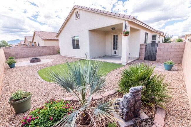 Building Photo - Gorgeous 4 Bedroom 2 Bathroom Home! Centra...