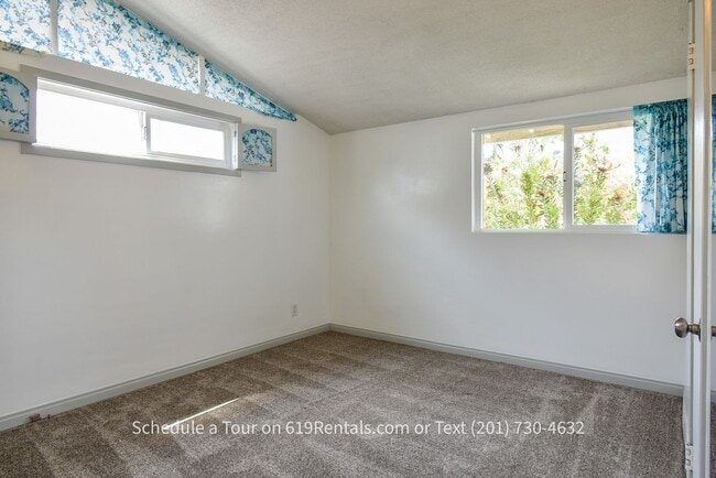Building Photo - 4 Bedroom, 2 Bath Home with Garage