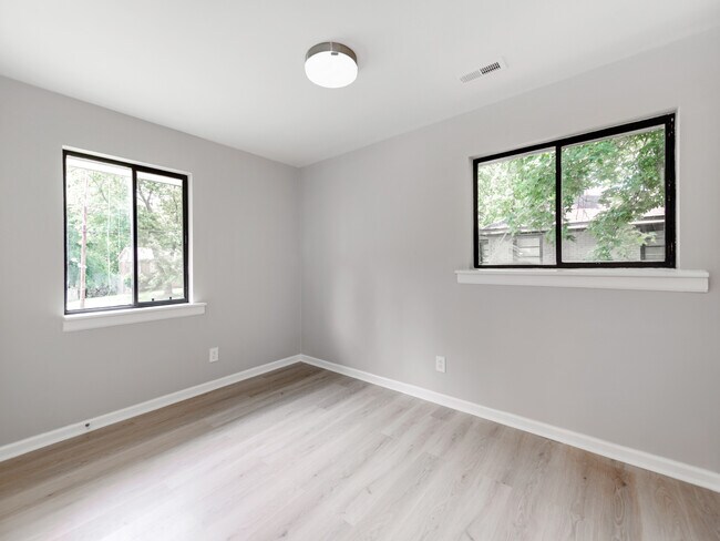 Building Photo - 4925 Springview Rd