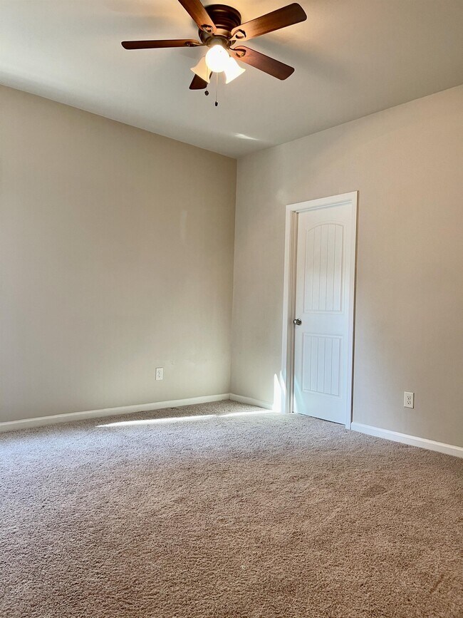 Building Photo - 7260 Silk Tree Pointe