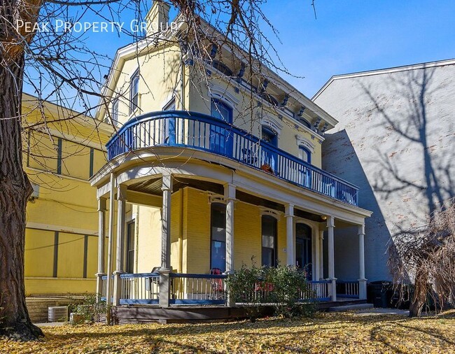 Building Photo - Cozy studio with perfect location to campu...