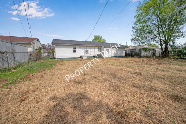 Building Photo - 1104 Queens Dr