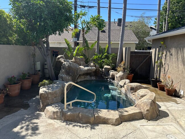 Building Photo - Beautifully Remodeled 3 Bedroom Naples Hou...