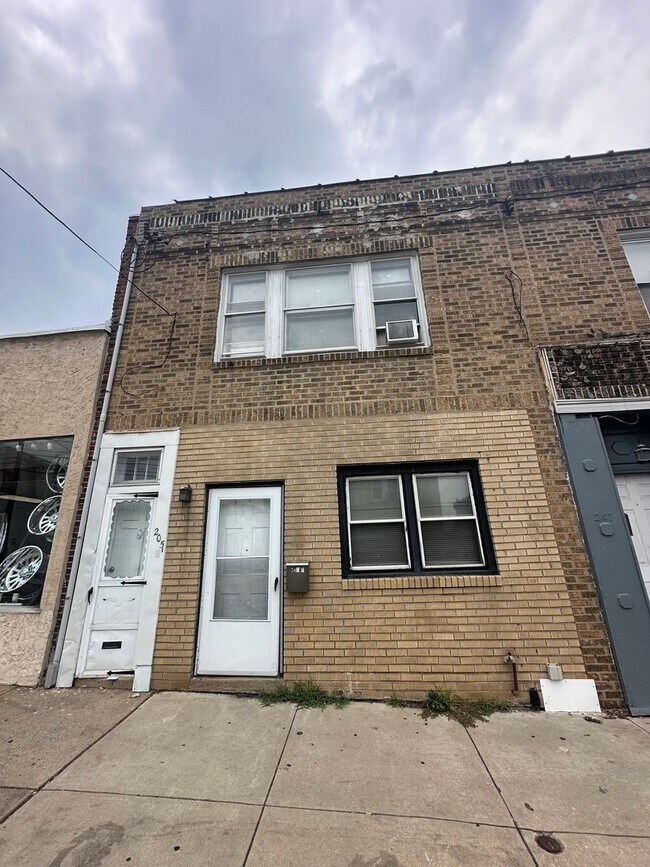 Building Photo - 1 bed/1 bath apartment available. 1st Floor