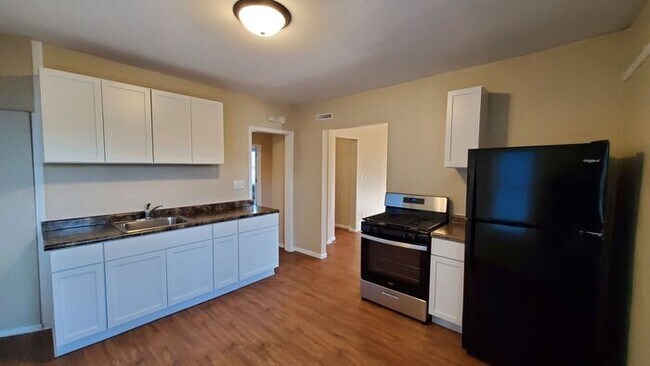 Building Photo - Newly Remodeled Huge 4 Bedroom + Office 3 ...