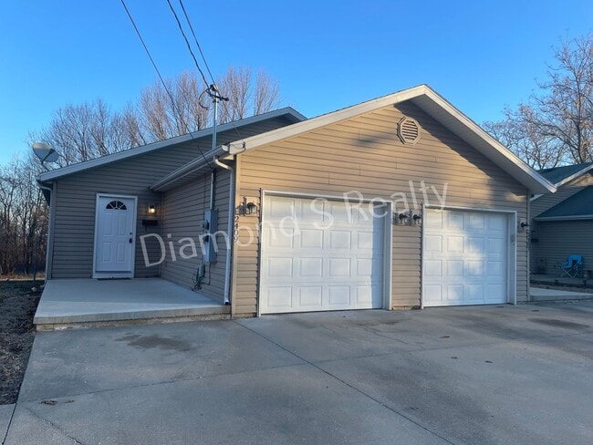 Primary Photo - 2409 W High St