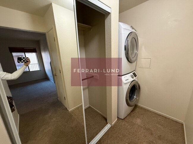 Building Photo - ?? Loft Style Townhome in Reno - Kay DeAlba Property!! ??