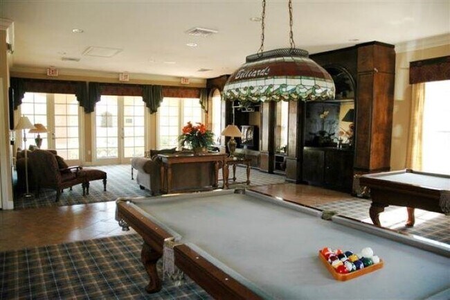 Building Photo - 605 Fairway Dr