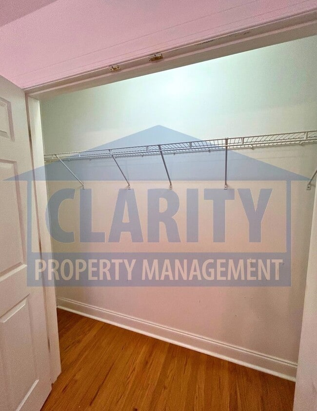 Building Photo - Beautiful three bedroom home in North Clev...
