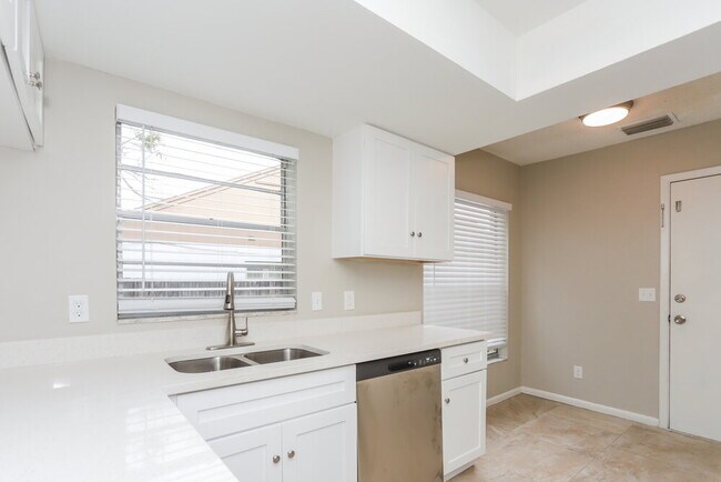 Building Photo - 224 Regal Park Dr