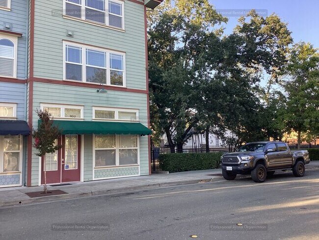 Building Photo - Elegant-Ideally located-Windsor Green End ...