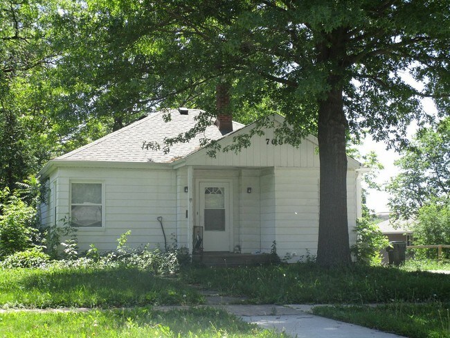 Building Photo - 708 W 18th St