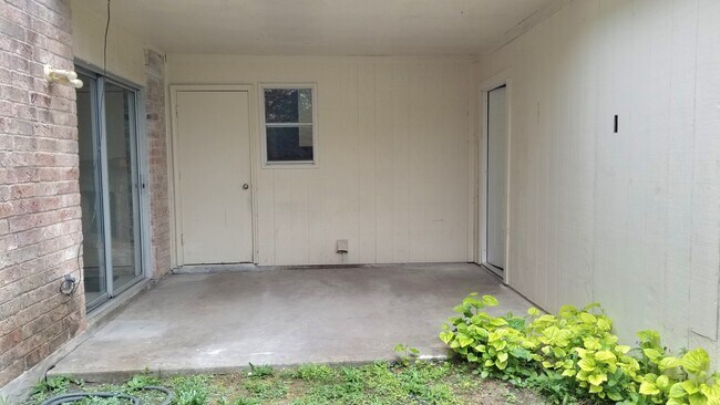 Building Photo - 5015 Meandering Ln