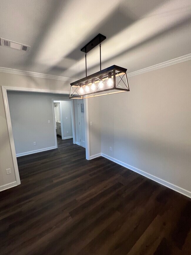 Building Photo - FIRST MONTH'S RENT FREE!