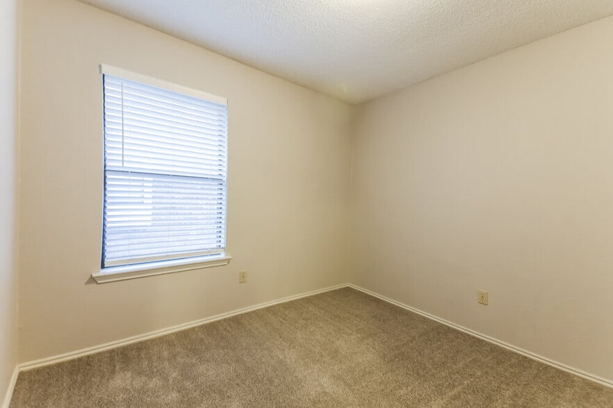 Building Photo - 3702 Knights Bridge Dr