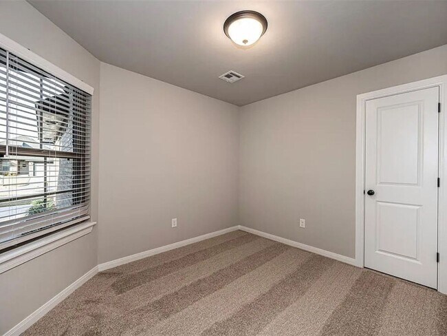 Building Photo - Modern 4-Bed, 2-Bath Mustang Home with 3-Car Garage!