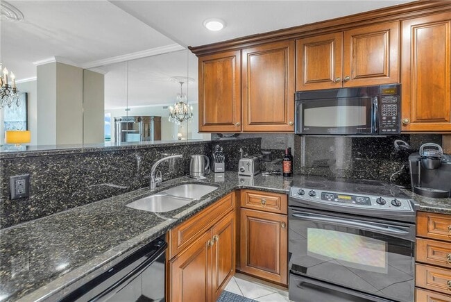 Building Photo - 1 Beach Dr SE