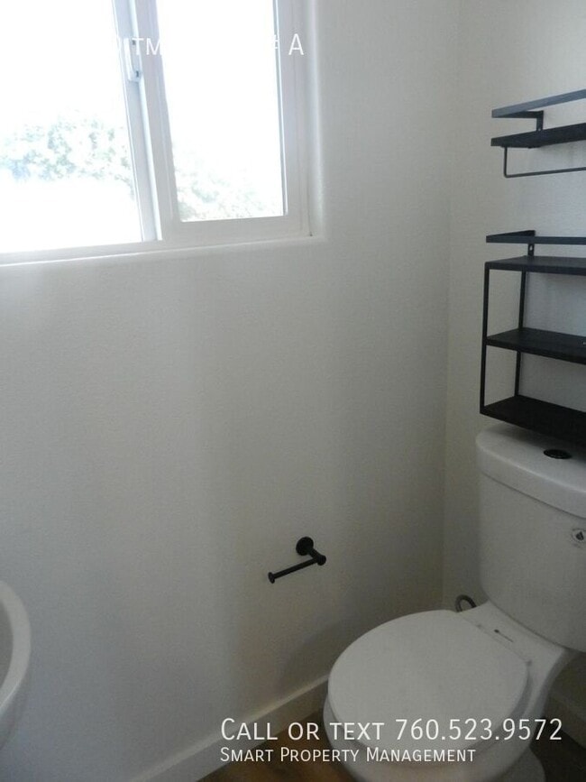 Building Photo - 237 S Ditmar St