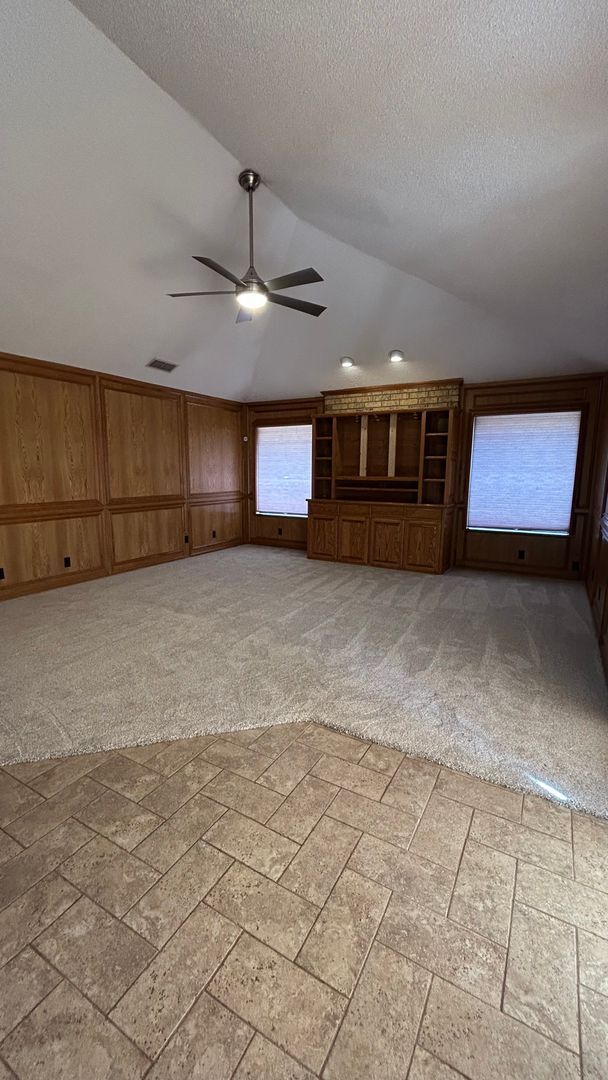 Building Photo - Large Family Home in Country Club North