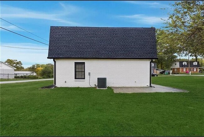 Building Photo - 10 Hawk Rd NW