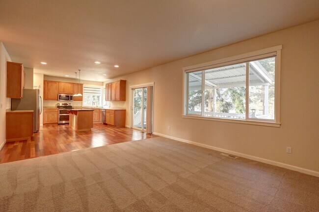 Building Photo - Well Maintained House Tucked Away on Dead-End Street Available!