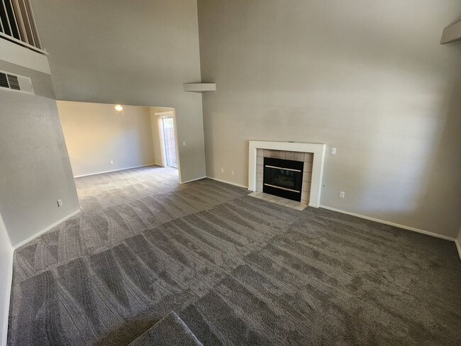 Building Photo - Beautiful townhouse in Silverado Ranch