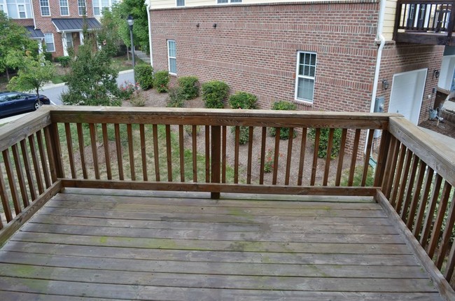 Building Photo - Gorgeous townhome in Cary Park