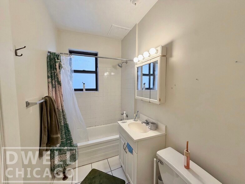 Building Photo - 732 W Roscoe St