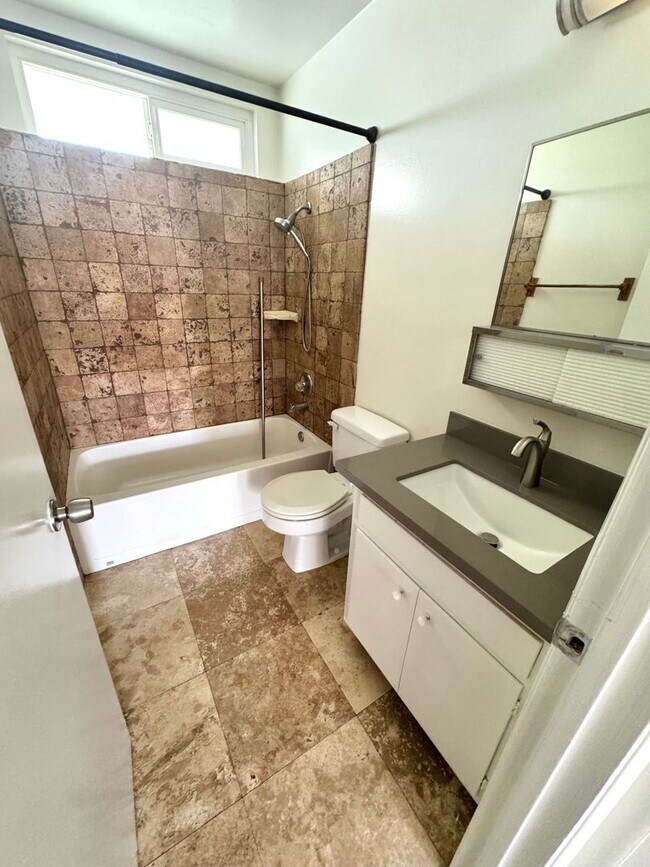Building Photo - Upgraded Spacious and Bright Upstairs One Bedroom