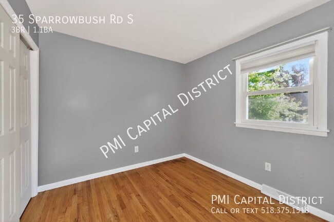 Building Photo - 35 Sparrowbush Rd S