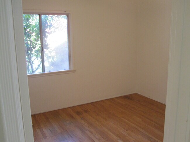 Building Photo - 2550 Greenfield Ave