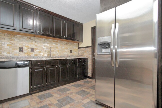 Building Photo - Well-Maintained Home with Spacious Yard and Screened Porch